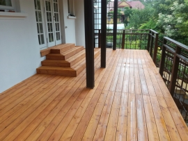 ZAMOŚĆ - TARAS MODRZEW SYBERYJSKI KOLOR BANKIRAI + BALUSTRADA SOSNA KOLOR PALISANDER