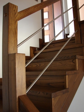 KALINOWICE - schody jesion kolor koniak