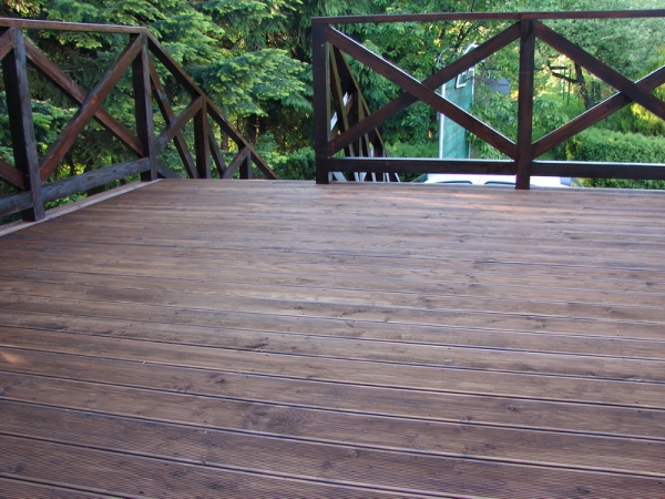 TOMASZ&Oacute;W LUBELSKI - TARAS MODRZEW SYBERYJSKI + BALUSTRADA SOSNA KOLOR PALISANDER