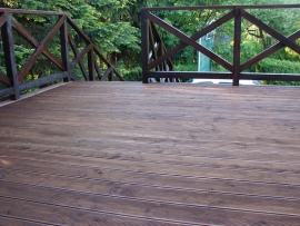 TOMASZ&Oacute;W LUBELSKI - TARAS MODRZEW SYBERYJSKI + BALUSTRADA SOSNA KOLOR PALISANDER