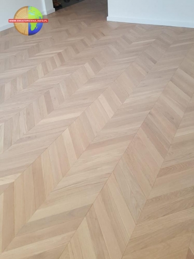 ZAMOŚĆ - DĄB CHEVRON ALABASTRO - PARKIET SZCZOTKOWANY OLEJOWOSK CZTEROSTRONNA FAZA