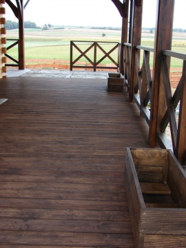 ŚREDNIE-MAŁE OKOLICE NIELISZA - TARAS MODRZEW SYBERYJSKI Z BALUSTRADĄ SOSNA KOLOR PALISANDER